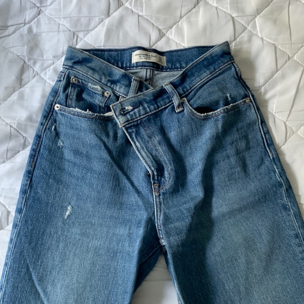 Abercrombie 90s straight ultra high rise jean (cross front)